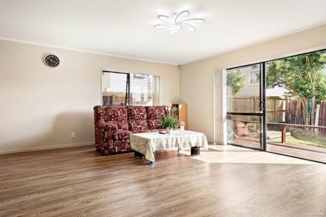 Photo of property in 2/8 Locket Road, Glenfield, Auckland, 0629