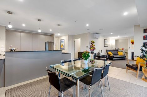 Photo of property in 72 Devonport Road, Tauranga, 3110