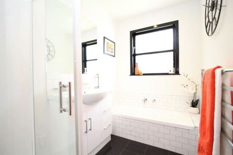 Photo of property in 8 Griffiths Grove, Newlands, Wellington, 6037