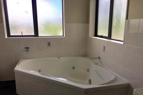 Photo of property in 18 Stottholm Road, Titirangi, Auckland, 0604