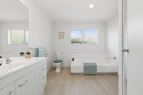 Photo of property in 10 Evansbel Place, Papamoa Beach, Papamoa, 3118