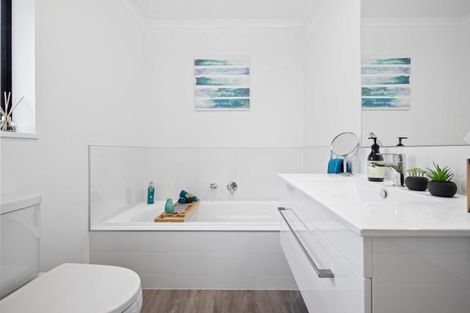 Photo of property in 124 Lisle Farm Drive, Pukekohe, 2120