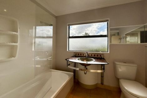 Photo of property in 1/136 Sunset Road, Unsworth Heights, Auckland, 0632