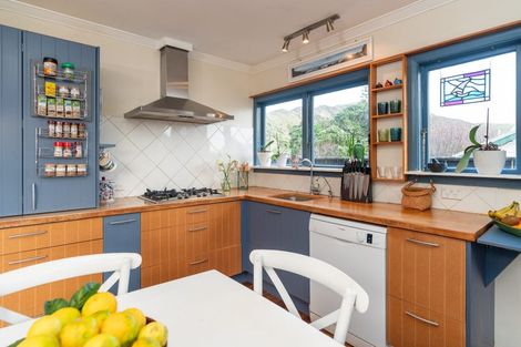 Photo of property in 108 Wellington Road, Paekakariki, 5034