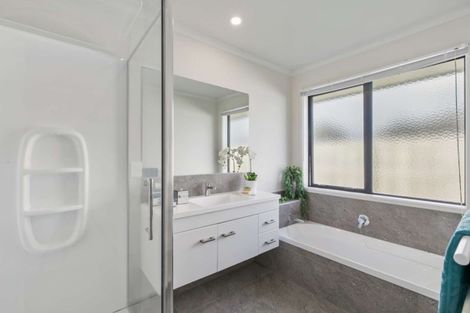 Photo of property in 37 Rainey Crescent, Papamoa Beach, Papamoa, 3118