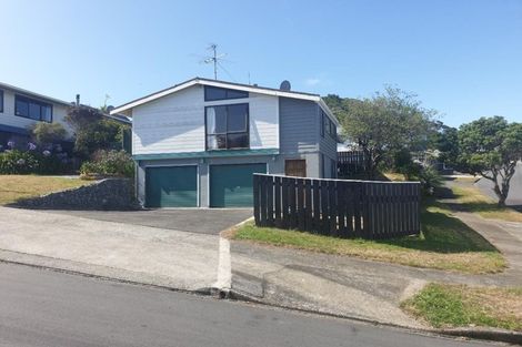 Photo of property in 5 Arahanga Grove, Maupuia, Wellington, 6022