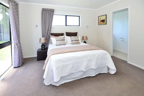 Photo of property in 31 Ronald Macken Place, Windsor Park, Auckland, 0632