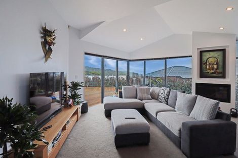 Photo of property in 63 Tamworth Crescent, Newlands, Wellington, 6037