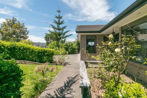 Photo of property in 94 San Marino Drive West, Henderson, Auckland, 0612