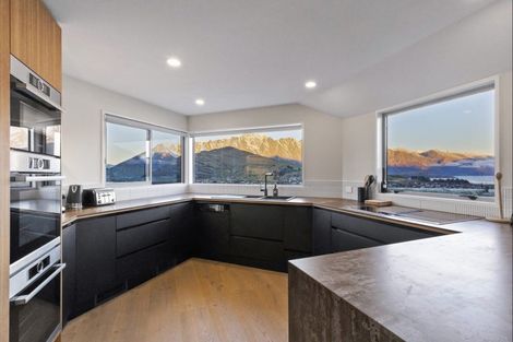 Photo of property in 10 Peregrine Place, Queenstown, 9300