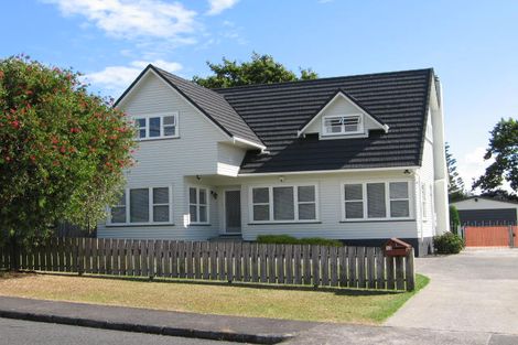 Photo of property in 13 Cleve Road, Green Bay, Auckland, 0604