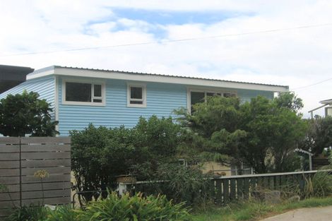 Photo of property in 277 Queens Drive, Lyall Bay, Wellington, 6022