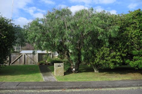 Photo of property in 1 Lesley Grove, Waikanae, 5036