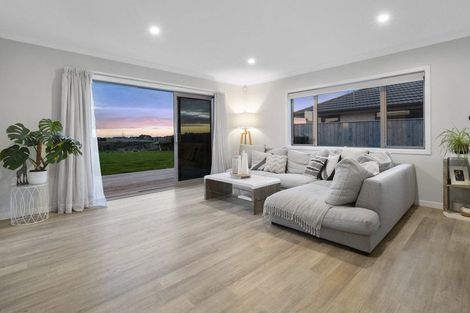 Photo of property in 22 Cyprus Place, Fitzherbert, Palmerston North, 4410