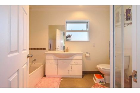 Photo of property in 40 Roberts Road, Glenfield, Auckland, 0629