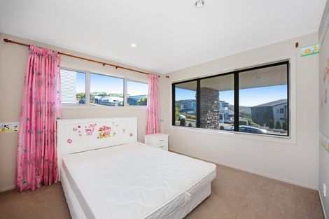 Photo of property in 52 Tamworth Crescent, Newlands, Wellington, 6037
