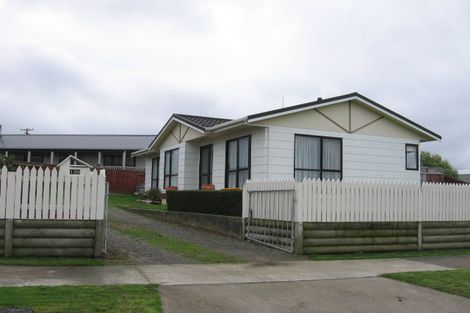 Photo of property in 132 Hillcrest Drive, Kelvin Grove, Palmerston North, 4414