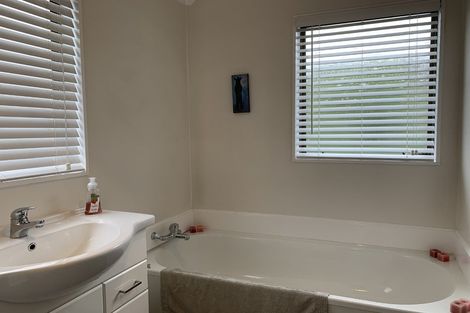 Photo of property in 4 Mchattie Lane, Clouston Park, Upper Hutt, 5018