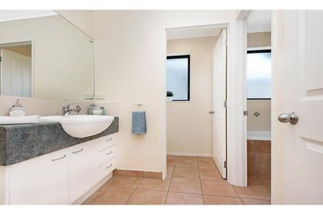 Photo of property in 15 Kilsyth Way, East Tamaki Heights, Auckland, 2016