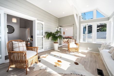 Photo of property in 2 The Crescent, Roseneath, Wellington, 6011