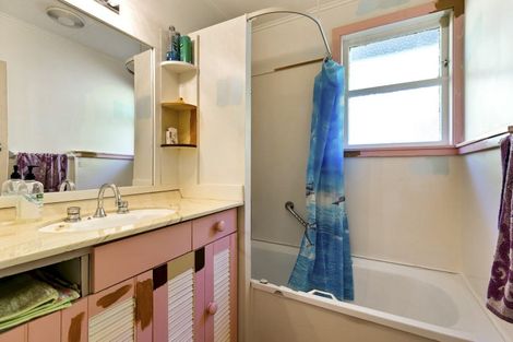 Photo of property in 106 Ruskin Road, Newlands, Wellington, 6037