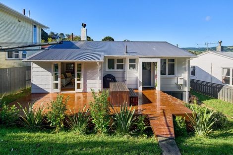 Photo of property in 15 Greer Crescent, Tawa, Wellington, 5028