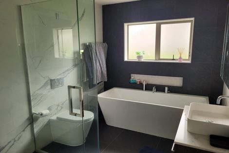 Photo of property in 17 Fleetwood Drive, Henderson, Auckland, 0612