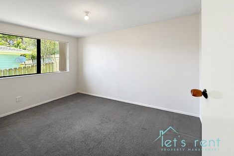 Photo of property in 18 Halloran Place, Massey, Auckland, 0614