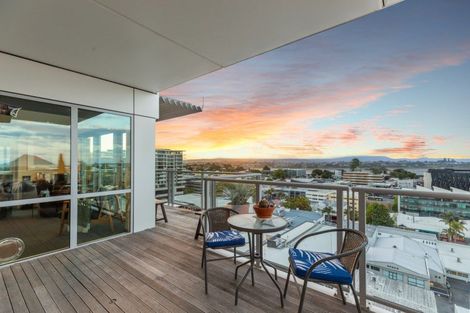 Photo of property in 72 Devonport Road, Tauranga, 3110