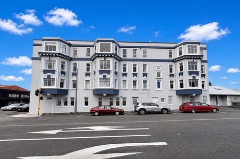 Photo of property in Devonport Apartments, 10/127 Saint Aubyn Street, New Plymouth, 4310
