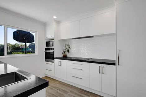 Photo of property in 12 Oakmont Crescent, Waiwhakaiho, New Plymouth, 4312