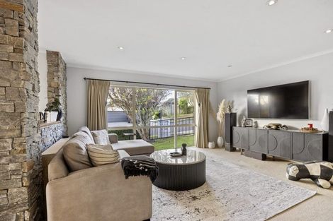 Photo of property in 1 Orlando Close, Frankleigh Park, New Plymouth, 4310