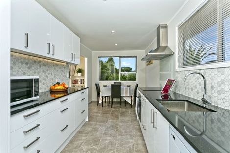 Photo of property in 33 Donovan Avenue, Massey, Auckland, 0614