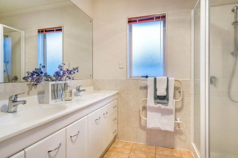 Photo of property in 4 Brosna Place, East Tamaki, Auckland, 2016