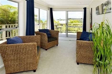 Photo of property in 1/552 Beach Road, Rothesay Bay, Auckland, 0630