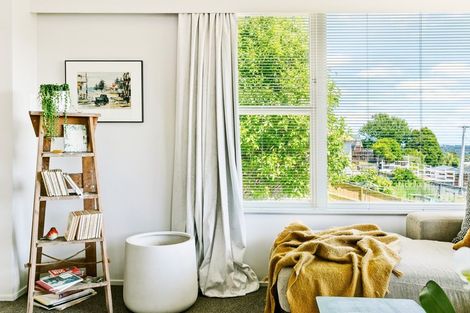 Photo of property in 2/23 Seaview Road, Glenfield, Auckland, 0629