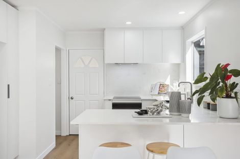 Photo of property in 9a/2 De Val Drive, Titirangi, Auckland, 0604