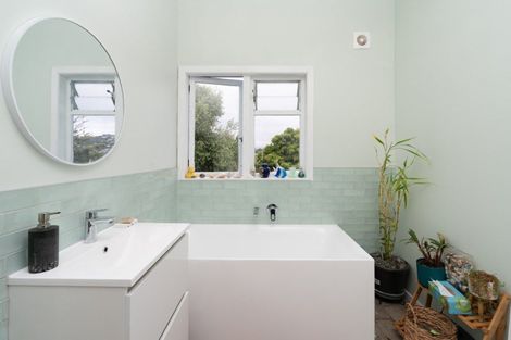 Photo of property in 62 Maupuia Road, Maupuia, Wellington, 6022