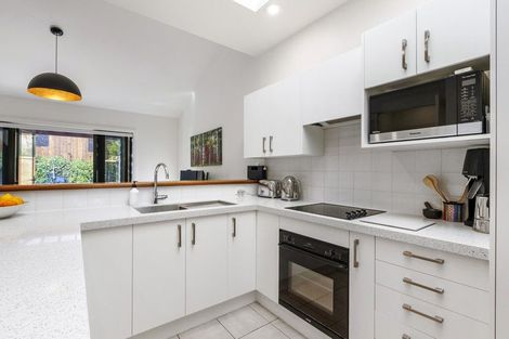 Photo of property in 10/8 Tobago Place, Sunnynook, Auckland, 0620