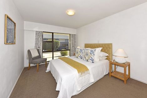 Photo of property in 2/23 Broadfell Avenue, Avonhead, Christchurch, 8042