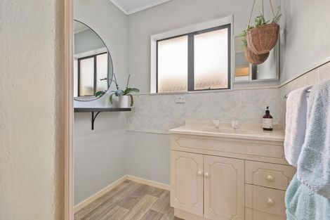 Photo of property in 1 Mangorei Road, Merrilands, New Plymouth, 4312