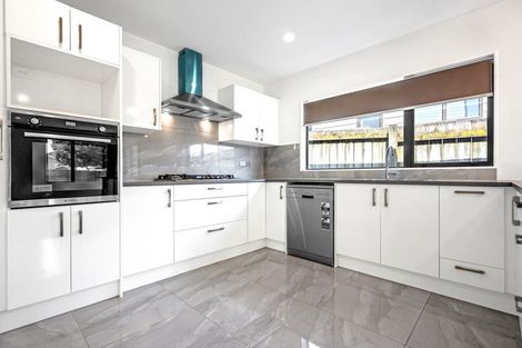Photo of property in 18a Riverpark Crescent, Henderson, Auckland, 0610