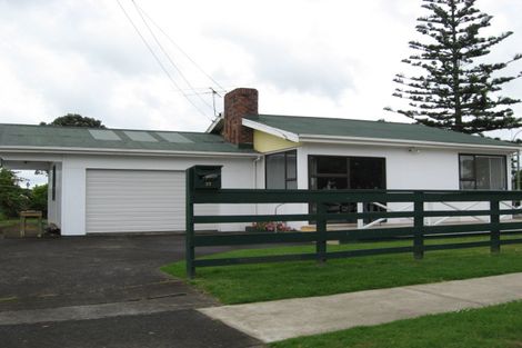 Photo of property in 32 Kiwi Esplanade, Mangere Bridge, Auckland, 2022