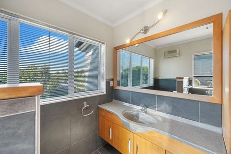 Photo of property in 2 Cambridge Terrace, Taradale, Napier, 4112
