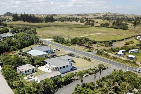 Photo of property in 32 Ripiro Drive, Baylys Beach, Dargaville, 0377