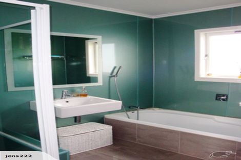 Photo of property in 7 Lake Road, Northcote, Auckland, 0627