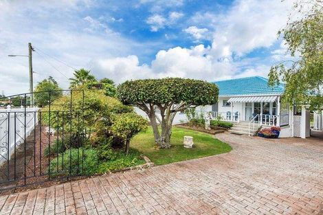 Photo of property in 9 Roberts Road, Te Atatu South, Auckland, 0610