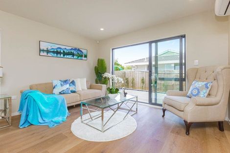 Photo of property in 2/43 Clevedon Road, Papakura, 2110