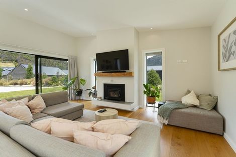Photo of property in 43 Peregrine Falcon Road, Mount Creighton, Queenstown, 9371
