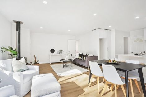 Photo of property in 9a/2 De Val Drive, Titirangi, Auckland, 0604